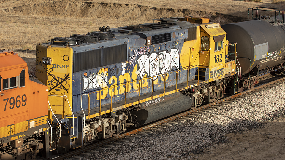 BNSF 182 GP 60)