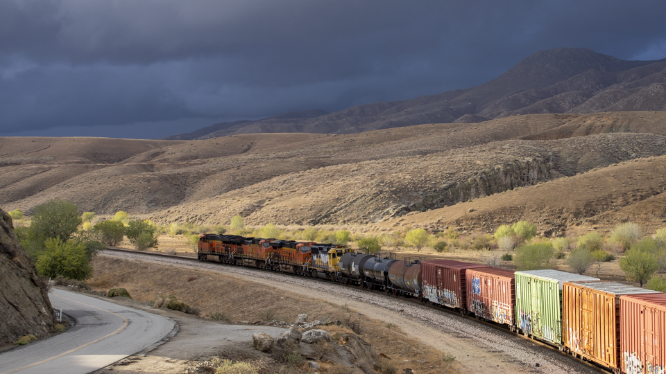 BNSF 3920 North nearing Bena after crossing Caliente Creek.