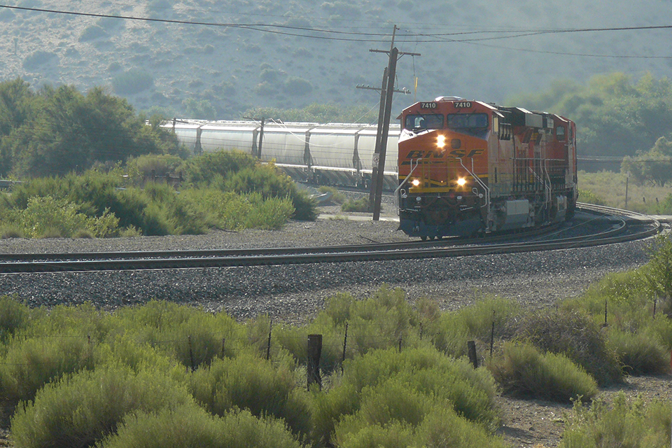 BNSF 7410S approaching Cameron Road crossing