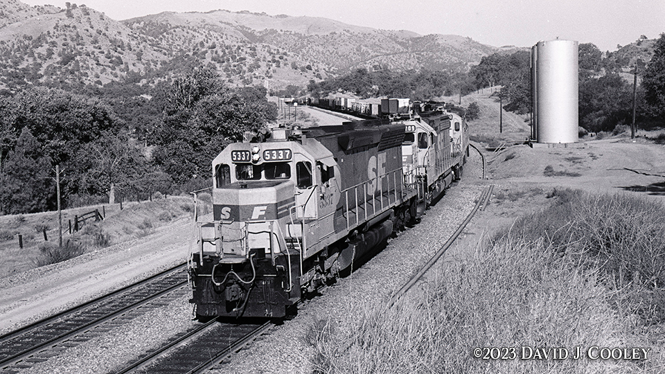 ATSF 5337 passes the upper end of Woodford Siding on its downhill journey to Bakersfield