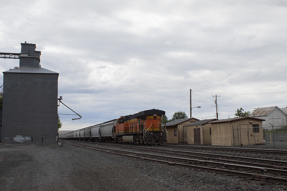 BNSF 6687 brings up the rear on BNSF 7450 West