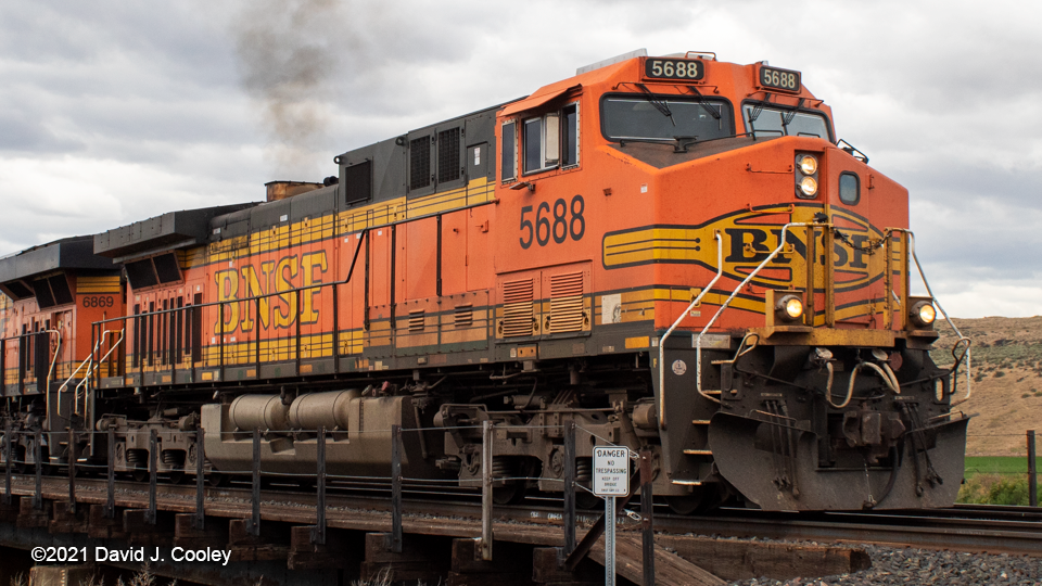 BNSF 5688)