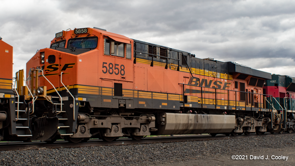 BNSF 5858)