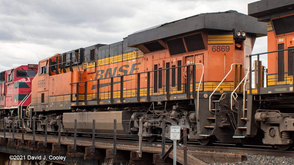 BNSF 6869)